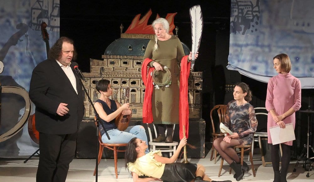 Noc divadel 2023 / Hoří