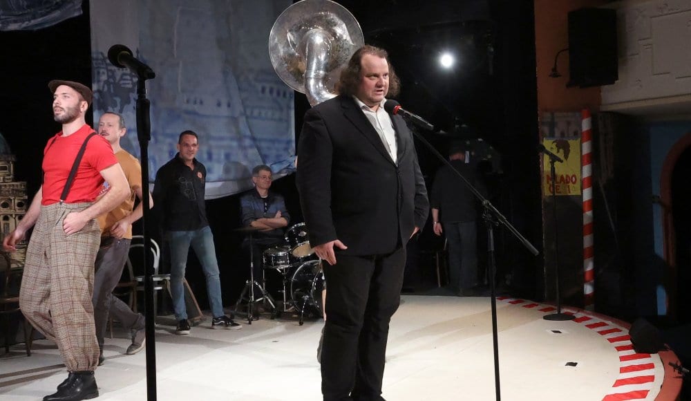 Noc divadel 2023 / Hoří