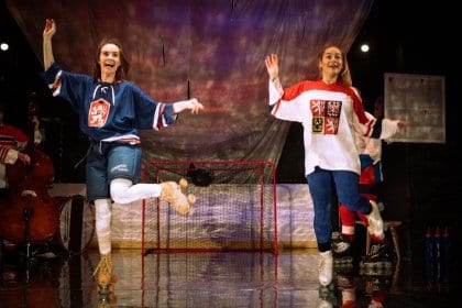 Z recenzí na nově uvedené představení Země mezi mantinely