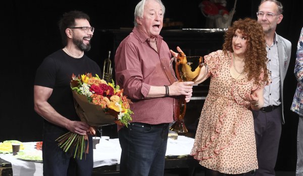 JAROSLAVA KRETSCHMEROVÁ PŘEVZALA NA JEVIŠTI YPSILONKY CENU THÁLIE!